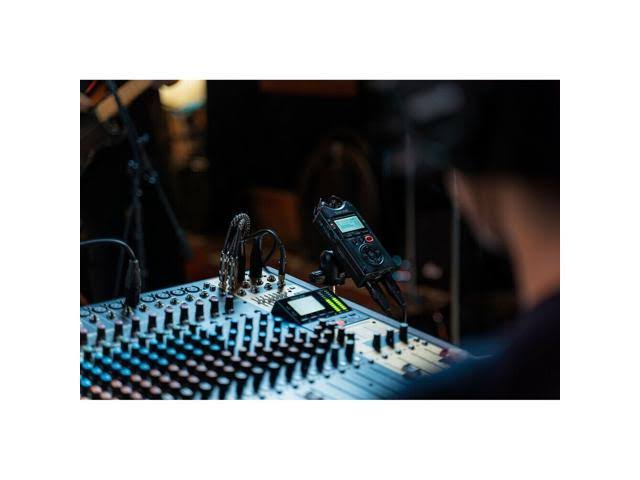 Portable Four-Track Digital Audio Recorder & USB Audio Interface F727168