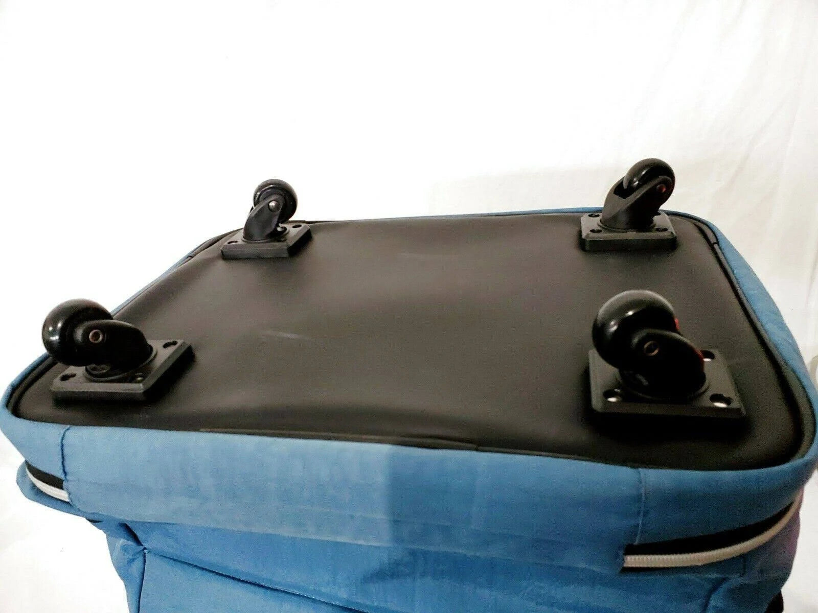 31x22 Spinner Suitcase - Blue C129273